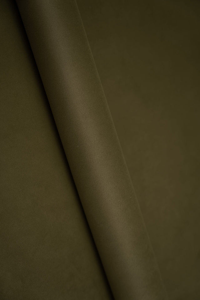 MÖRK KHAKIGRÖN SMART VELVET MÖBELVELOUR – SLITSTARK & PETPROOF