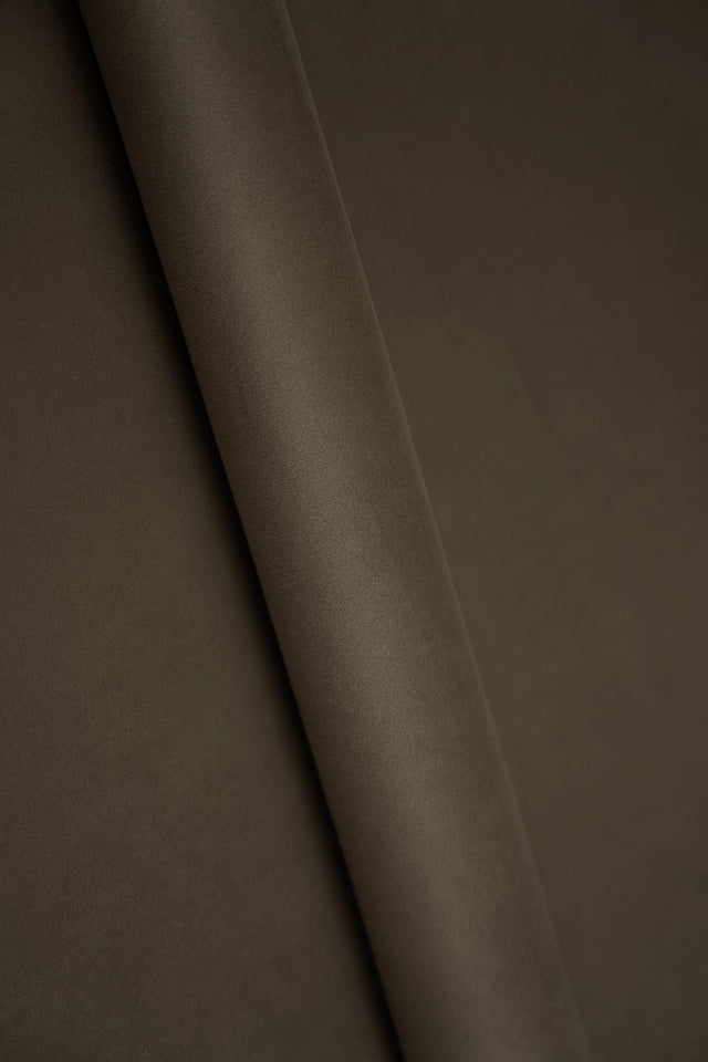 MÖRK TAUPEBRUN SMART VELVET MÖBELVELOUR – SLITSTARK & PETPROOF