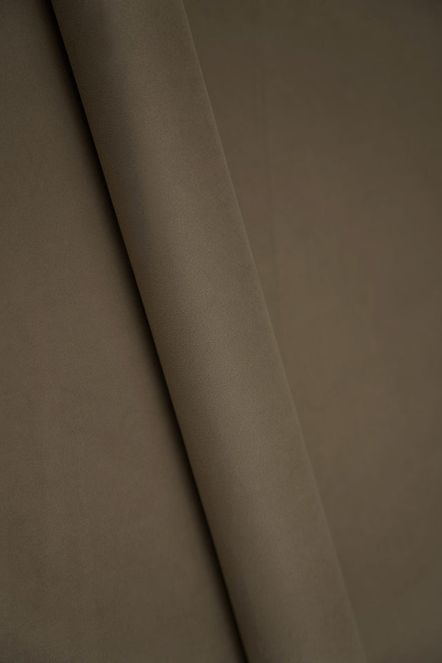 DAMMIG TAUPEBRUN SMART VELVET MÖBELVELOUR – SLITSTARK & PETPROOF