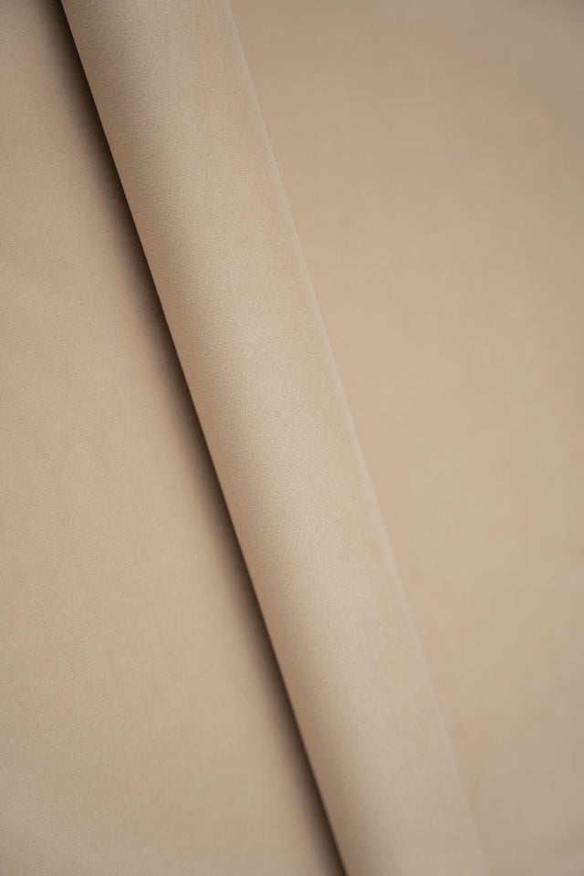 MJUK NUDEBEIGE SMART VELVET MÖBELVELOUR – SLITSTARK & PETPROOF
