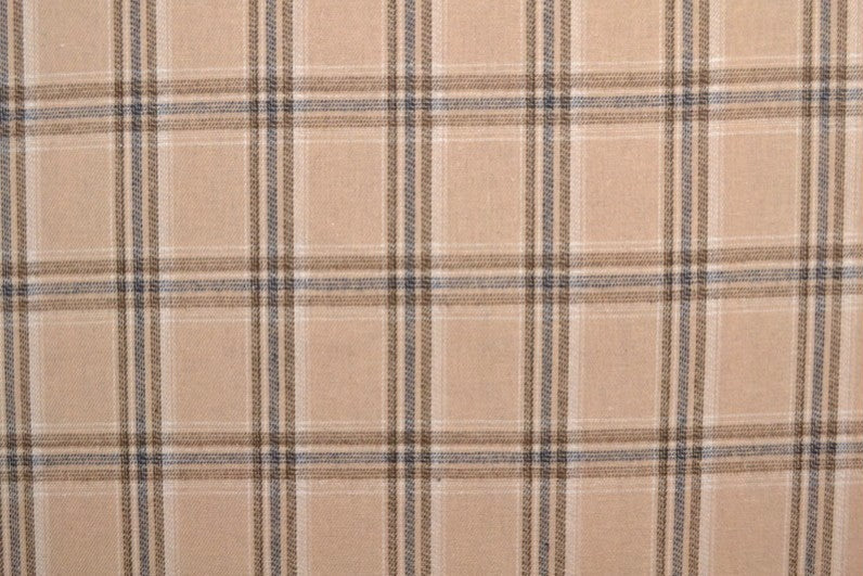BEIGE SKOTSKRUTIG FLANELL M. SVARTA OCH BLÅ LINJER