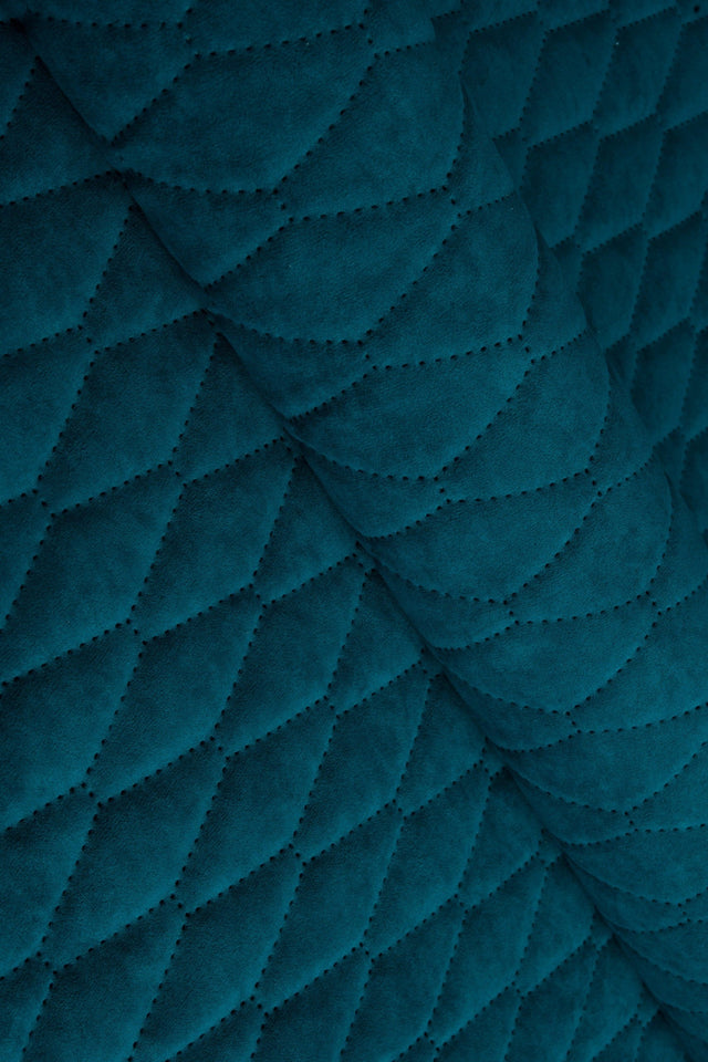 MØRK FJORDBLÅ UTTARIO VELVET 3D – QUILTET VELOUR MED BLADMØNSTER