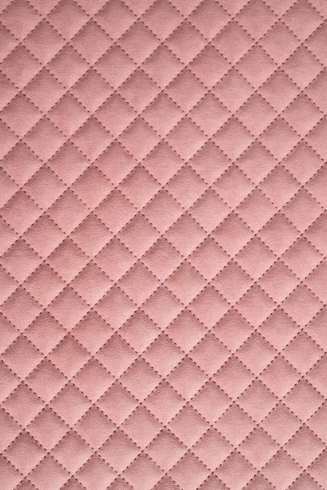 BLØD KORALROSA UTTARIO VELVET 3D – QUILTET VELOUR MED RUDEMØNSTER
