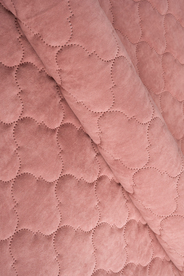 BLØD KORALROSA UTTARIO VELVET 3D – QUILTET VELOUR MED BOBLEMØNSTER