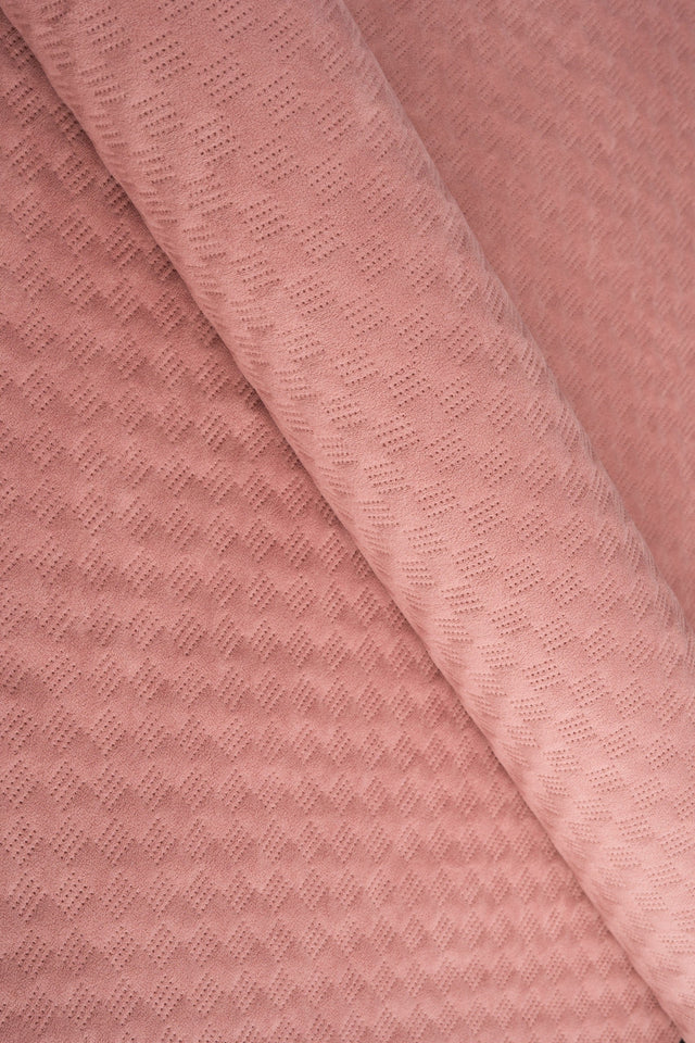 BLØD KORALROSA UTTARIO VELVET 3D – QUILTET VELOUR MED FINT BØLGEMØNSTER