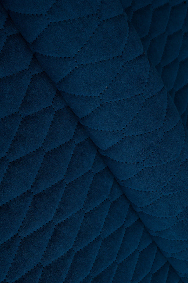MØRK SAFIRBLÅ UTTARIO VELVET 3D – QUILTET VELOUR MED BLADMØNSTER
