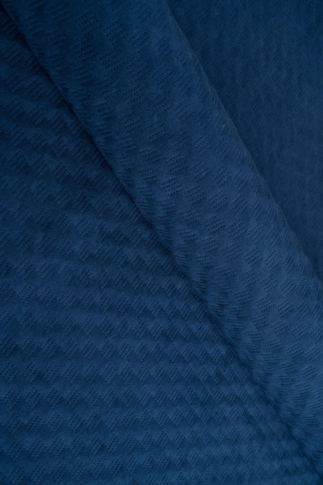 MØRK SAFIRBLÅ UTTARIO VELVET 3D – QUILTET VELOUR MED FINT BØLGEMØNSTER