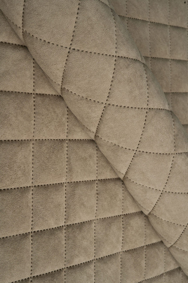 LUN KLITBEIGE UTTARIO VELVET 3D – QUILTET VELOUR MED VIFTEMØNSTER