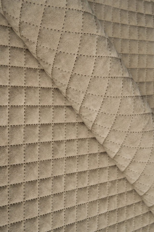 LUN KLITBEIGE UTTARIO VELVET 3D – QUILTET VELOUR MED RUDEMØNSTER