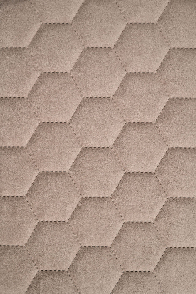 LUN KLITBEIGE UTTARIO VELVET 3D – QUILTET VELOUR MED SEKSKANTMØNSTER