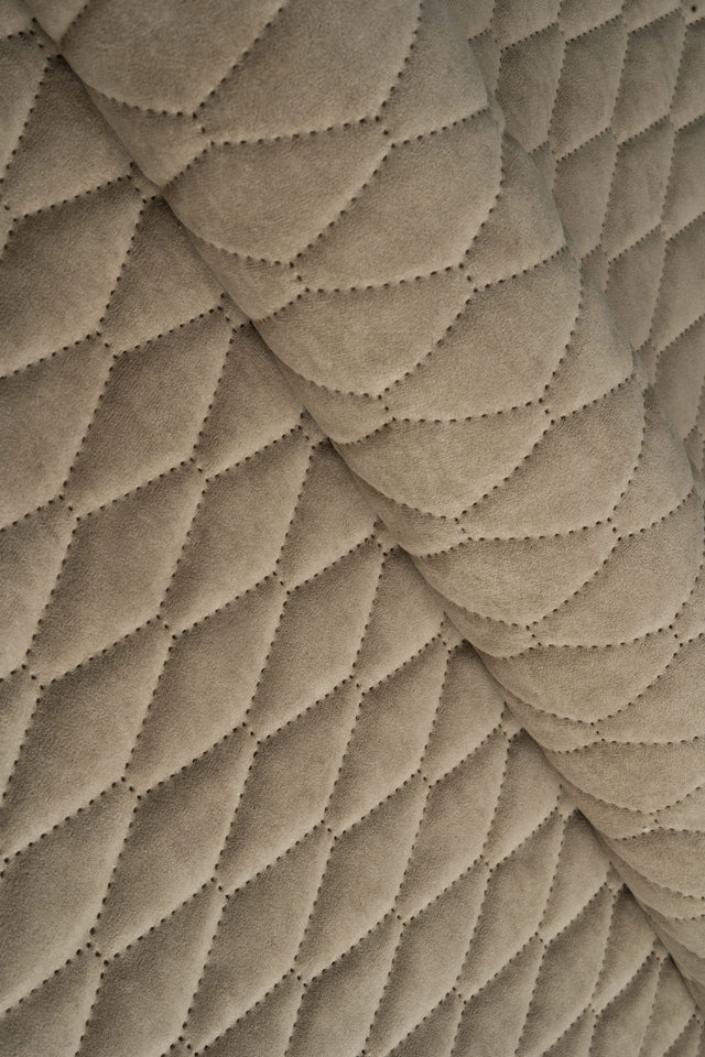 LUN KLITBEIGE UTTARIO VELVET 3D – QUILTET VELOUR MED BLADMØNSTER