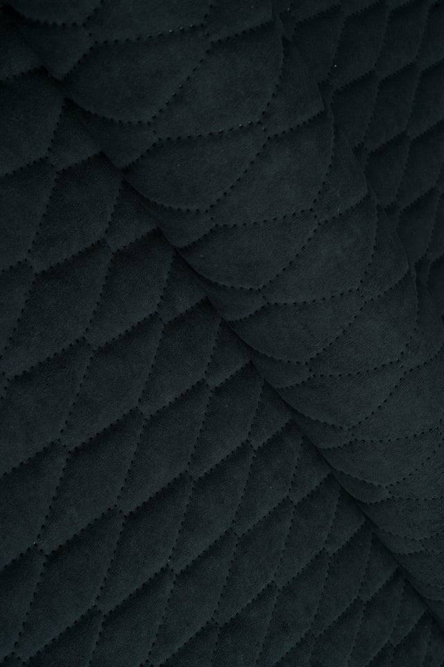 MØRK GRAFITSORT UTTARIO VELVET 3D – QUILTET VELOUR MED BLADMØNSTER