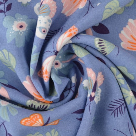 BLÅT VISKOSE STOF MED BLOMSTER OG SOMMERFUGLE PRINT – LET FALD & ELEGANT MAT GLANS