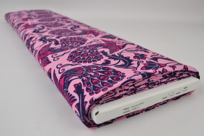 LYSERØDT VISKOSE STOF MED PÅFUGLE PRINT – LET FALD & ELEGANT MAT GLANS