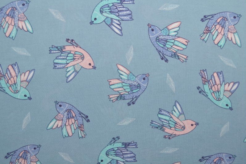 LJUSBLÅ VISKOS MED PASTEL FUGLE PRINT – LÄTT FALL & ELEGANT MATT LYSTER