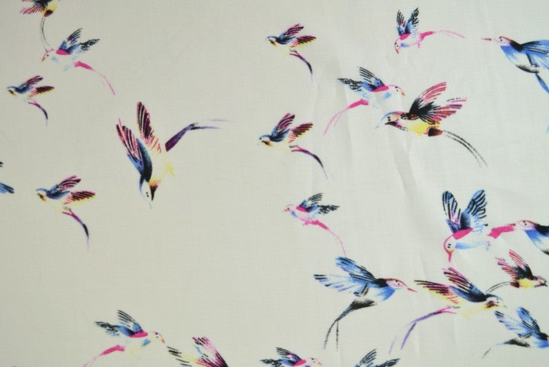 RÅHVIDT VISKOSE STOF MED KOLIBRI PRINT – LET FALD & ELEGANT MAT GLANS