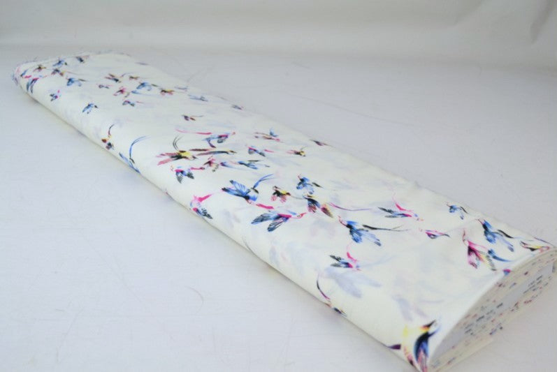 RÅHVIDT VISKOSE STOF MED KOLIBRI PRINT – LET FALD & ELEGANT MAT GLANS