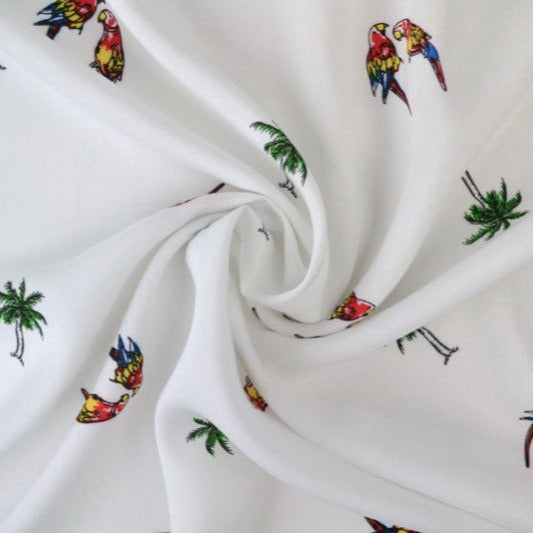 HVIDT VISKOSE STOF MED PAPEGØJE OG PALME PRINT – LET FALD & ELEGANT MAT GLANS
