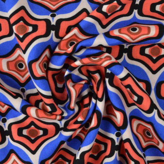 VISKOSE STOF MED RØDT OG BLÅT GEOMETRISK BUE PRINT – LET FALD & ELEGANT MAT GLANS