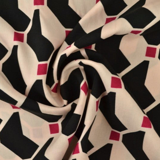 RÅHVIDT VISKOSE STOF MED SORT GEOMETRISK PRINT – LET FALD & ELEGANT MAT GLANS