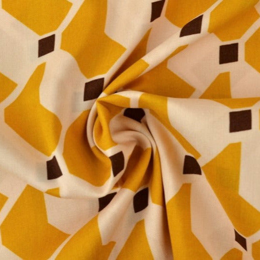 RÅHVIDT VISKOSE STOF MED GULT GEOMETRISK PRINT – LET FALD & ELEGANT MAT GLANS