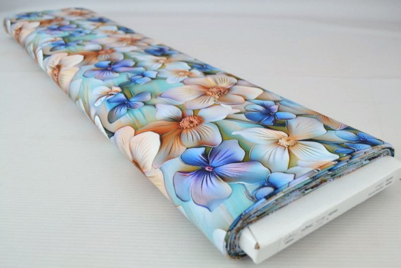 LYSEBLÅT VISKOSE STOF MED HVIDE OG BLÅ BLOMSTER – LET FALD & ELEGANT MAT GLANS