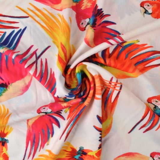 HVIDT VISKOSE STOF MED PAPEGØJER – LET FALD & ELEGANT MAT GLANS