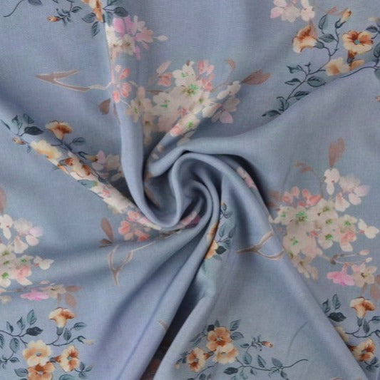 VINTAGE LYSEBLÅT VISKOSE STOF MED LYSERØDE BLOMSTER – LET FALD & ELEGANT MAT GLANS