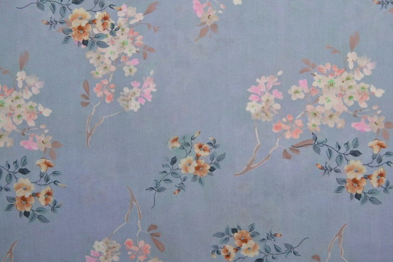 VINTAGE LYSEBLÅT VISKOSE STOF MED LYSERØDE BLOMSTER – LET FALD & ELEGANT MAT GLANS