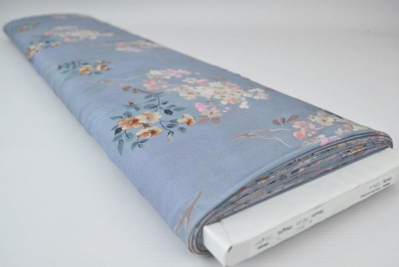VINTAGE LYSEBLÅT VISKOSE STOF MED LYSERØDE BLOMSTER – LET FALD & ELEGANT MAT GLANS