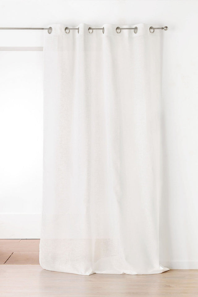 Hvid semi-transparent voile i linnedlook — hængende som gardin