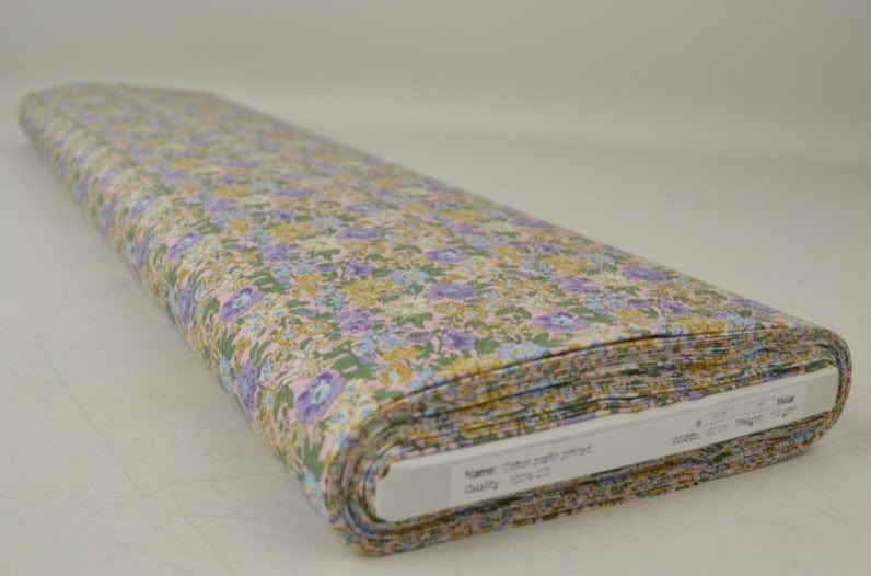 G&M Bomuldspoplin LYSERØD BOMULDSPOPLIN M. BLOMSTER I LILLA, GUL OG BLÅ