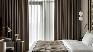 MØRKLÆGNINGSSTOF – LYSBLOKERING & BLØDT FALD