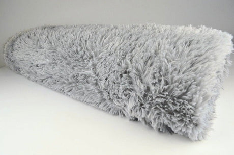 GRÅ LÅNGHÅRIG PLYSCH – 30 MM LUGG & TVÄRSGÅENDE STRETCH