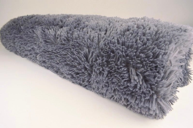 MÖRKGRÅ LÅNGHÅRIG PLYSCH – 30 MM LUGG & TVÄRSGÅENDE STRETCH