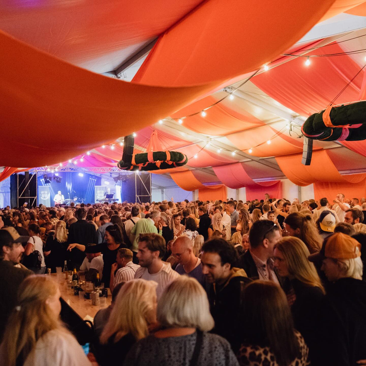 GUL FLAMSKYDDAD BURLINGTON – EVENT & DEKORATION