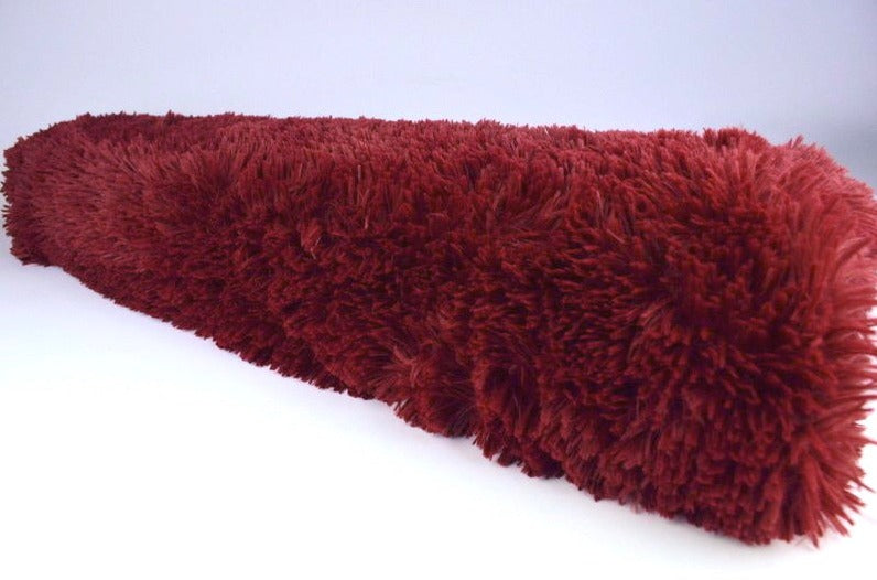 BORDEAUX LÅNGHÅRIG PLYSCH – 30 MM LUGG & TVÄRSGÅENDE STRETCH