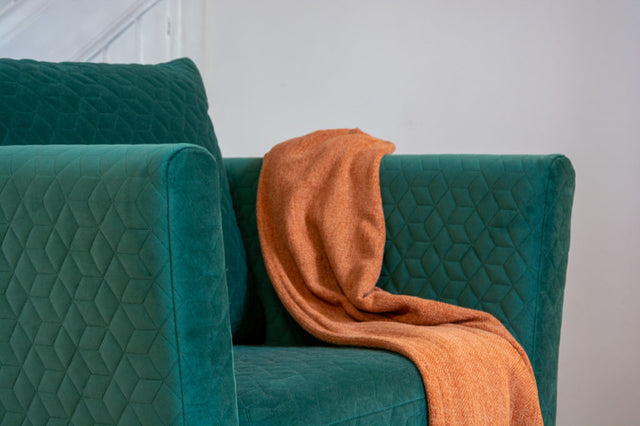LYS SØLVGRÅ MAGIC VELVET 3D – QUILTET VELOUR MED DRÅBEMØNSTER