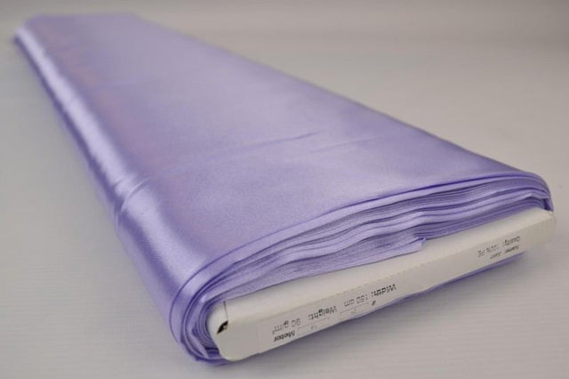 LAVENDEL SATIN TYG – LÄTT & GLANSIGT
