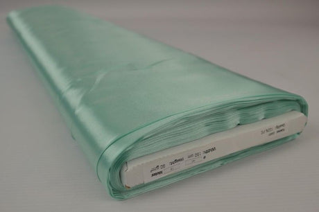 LJUS MINTGRÖN SATIN TYG – LÄTT & GLANSIGT