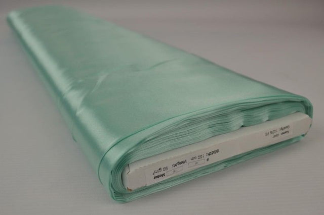 LJUS MINTGRÖN SATIN TYG – LÄTT & GLANSIGT