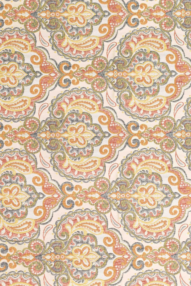 RUSTRØD PAISLEY PÅ CREME BOMBAJ JACQUARD MØBELSTOF – PAISLEY-MØNSTER