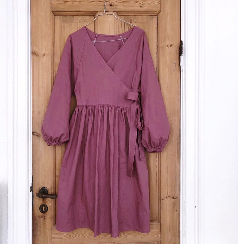 MÖRK PETROLFÄRGAD BOMULLSPOPLIN – TÄTT VÄVT BOMULLSTYG