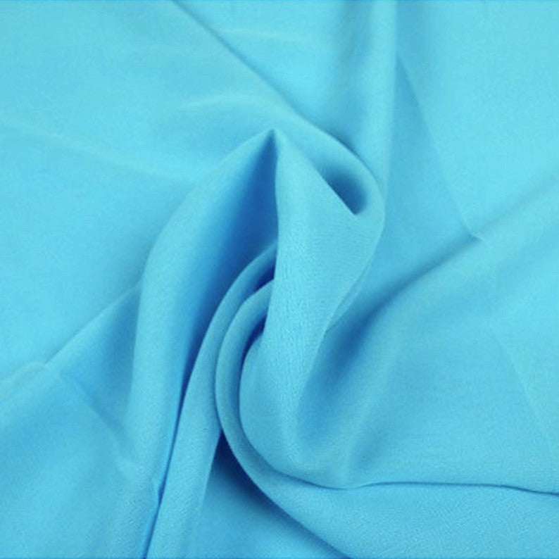 HAVBLÅ CHIFFON – LET, GENNEMSIGTIG & MED FLOT FALD