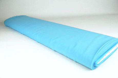 HAVBLÅ CHIFFON – LET, GENNEMSIGTIG & MED FLOT FALD