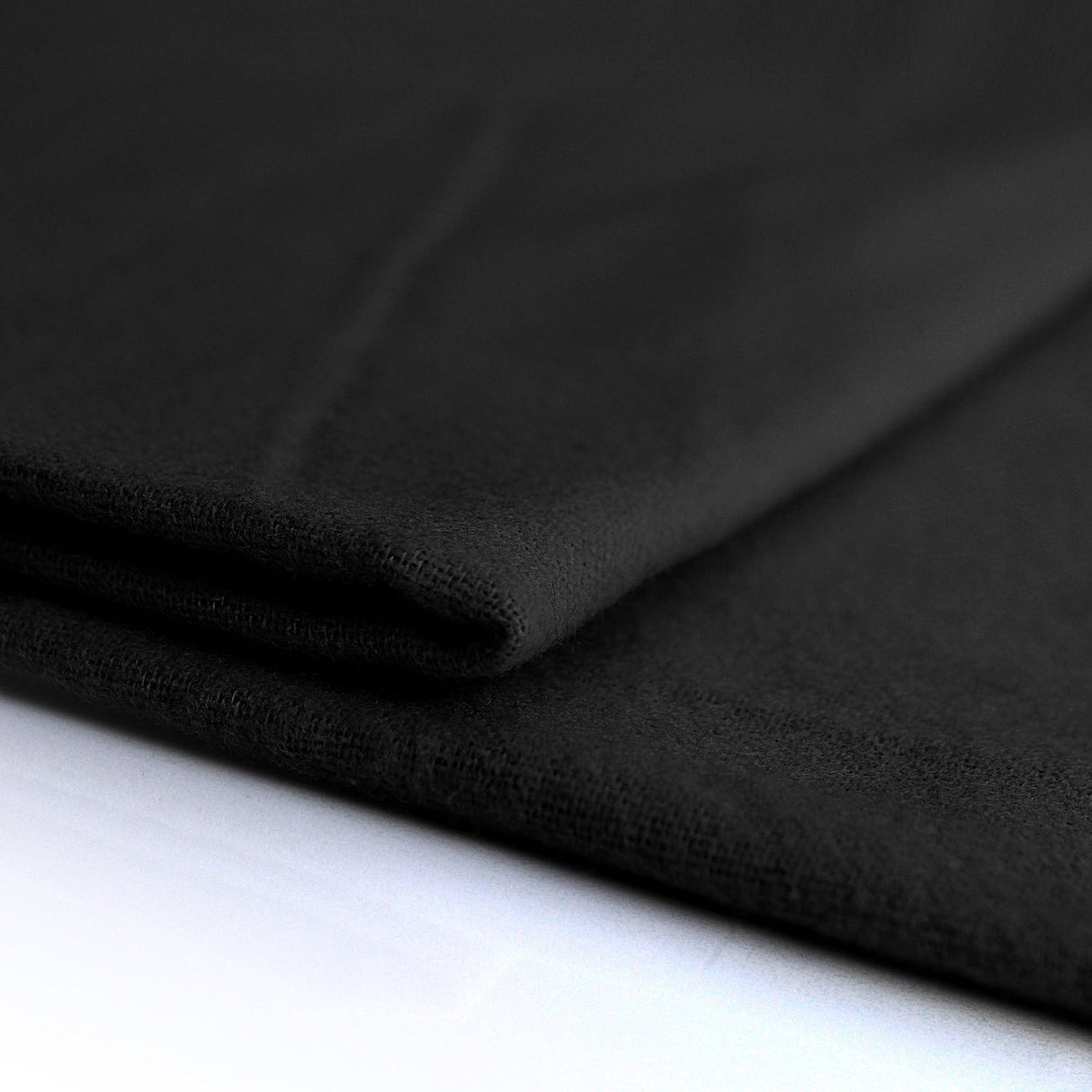 SVART BRANDFÖRHINDRANDE DEKO MOLTON – 300 CM, LÄTT & MATT