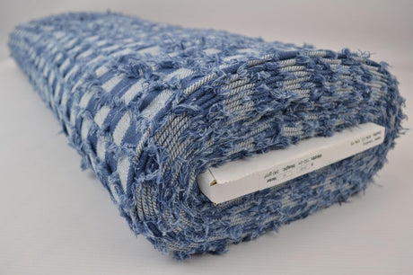 LJUSBLÅ DENIMTYG MED RUTIGT FRYNSMÖNSTER – METERVARA TILL BYXOR & JACKOR