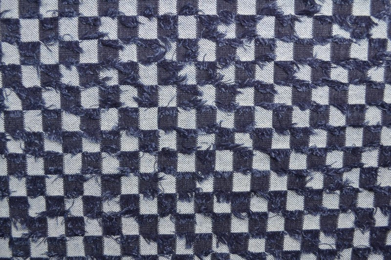 MÖRKBLÅ DENIMTYG MED RUTIGT FRYNSMÖNSTER – METERVARA TILL BYXOR & JACKOR