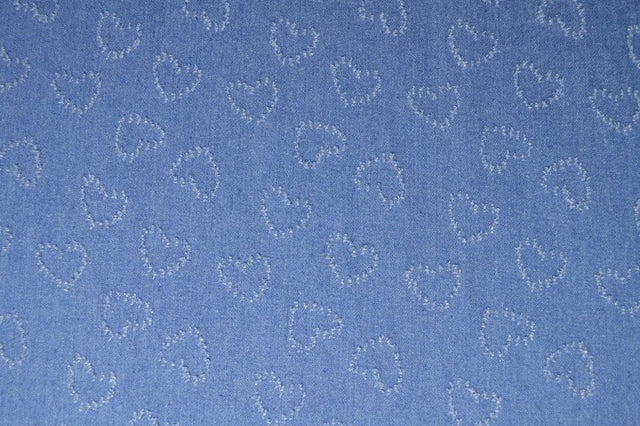 LJUSBLÅ DENIMTYG MED HJÄRTMÖNSTER – METERVARA TILL BYXOR & JACKOR