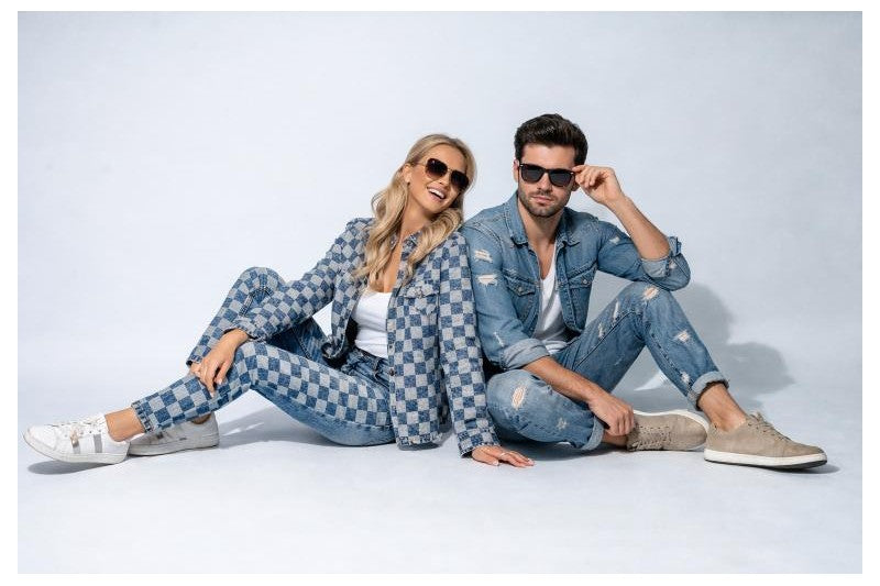 SVART DENIMTYG MED STJÄRNMÖNSTER – METERVARA TILL BYXOR & JACKOR
